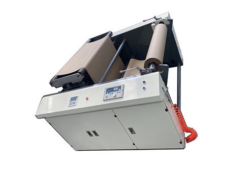 Máquina para fabricação de sacos de papel kraft com alça vazada
