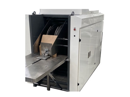 Máquina para fabricação de sacos de papel kraft com alça vazada