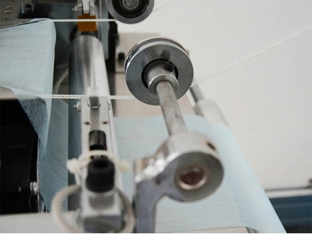 Máquina para fabricação de capas de assento sanitário de não tecido