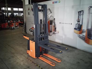 Stacker elétrico 1,000-2,000kg XE