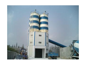 Usina para dosagem de concreto com silo de cimento montado no topo