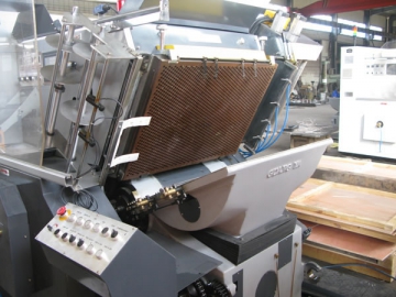<strong>Máquina de hot stamping</strong> TL-780 <small>(Máquina de corte e vinco com hot stamping, dobra e relevo)</small>