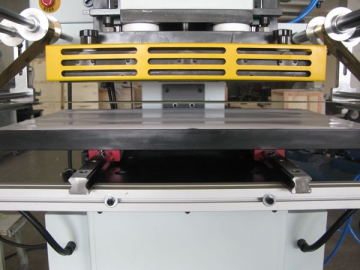 <strong>Máquina de hot stamping</strong> HS-568 <small>(Máquina de corte e vinco com hot stamping)</small>
