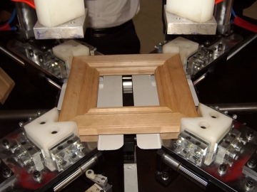 Máquina para montagem e colagem de molduras