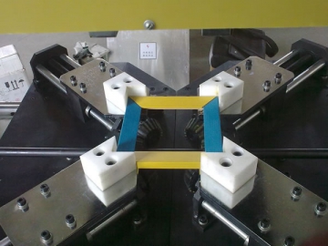 Máquina para montagem e colagem de molduras